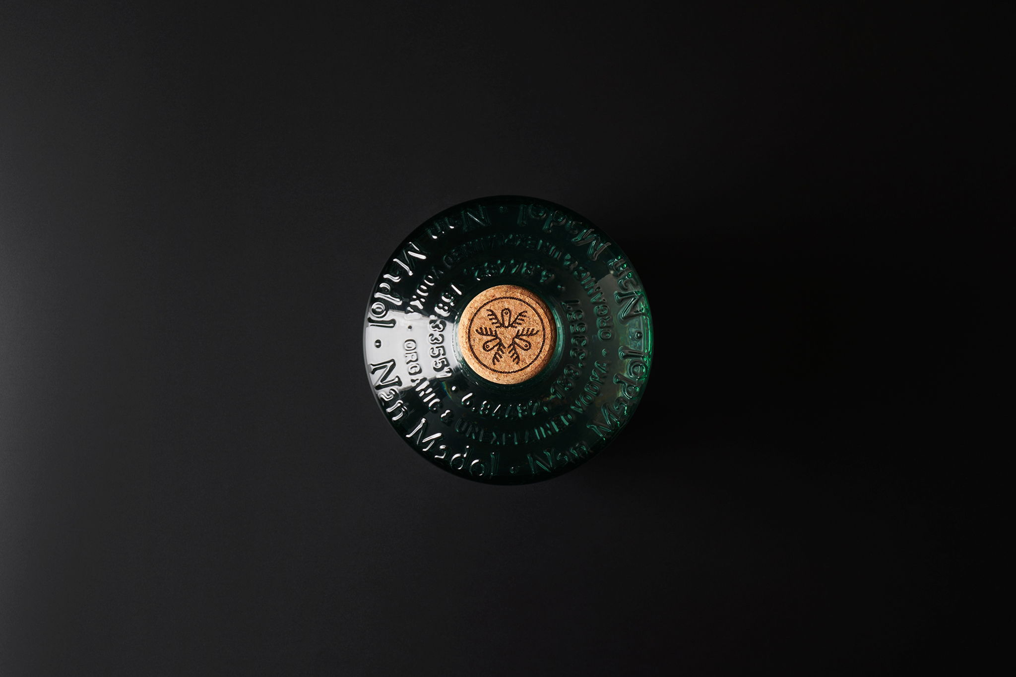 由 Estudio Maba設(shè)計Nan Madol 伏特加酒包裝設(shè)計