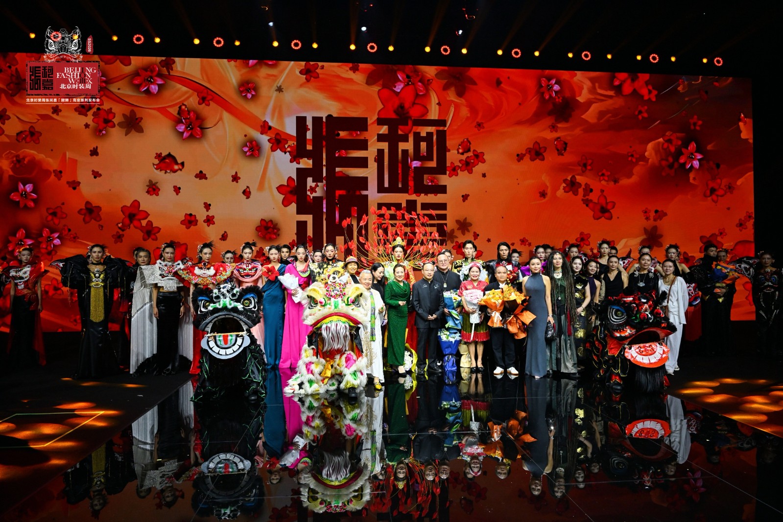 張珂嘉“醒獅”大秀亮相北京時(shí)裝周