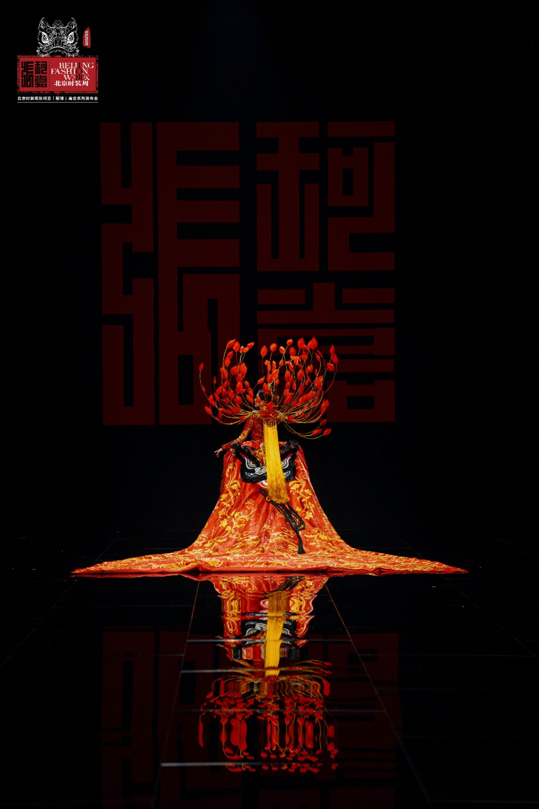 張珂嘉“醒獅”大秀亮相北京時(shí)裝周